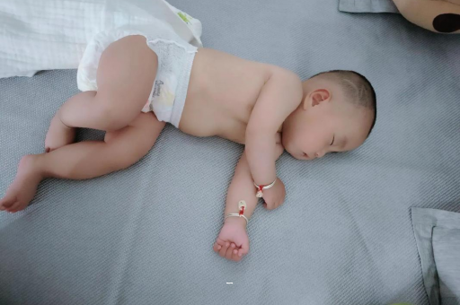 广州代怀试管生子宝宝多久会抬头